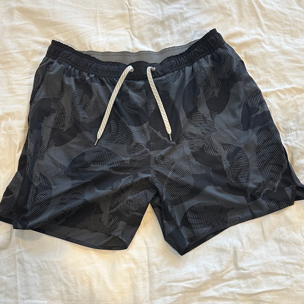 Vuori Black Patterned Men's Shorts